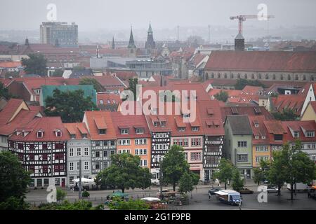 Erfurt, Deutschland. Juni 2021. Grau ist der Himmel über der Landeshauptstadt am Domplatz. Duschen und Gewitter begleiten den Wochenbeginn in Thüringen. Quelle: Martin Schutt/dpa-Zentralbild/dpa/Alamy Live News Stockfoto