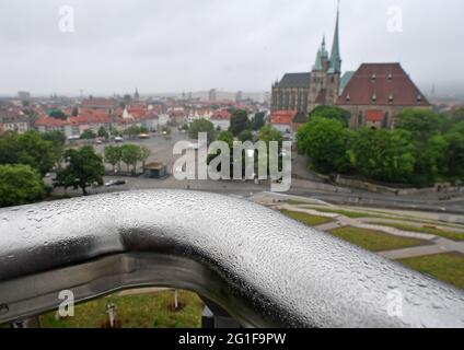 Erfurt, Deutschland. Juni 2021. Grau ist der Himmel über der Landeshauptstadt am Kathedralenplatz mit der St. Mary's Cathedral und der Severi Kirche. Duschen und Gewitter begleiten den Wochenbeginn in Thüringen. Quelle: Martin Schutt/dpa-Zentralbild/dpa/Alamy Live News Stockfoto