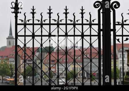 Erfurt, Deutschland. Juni 2021. Grau ist der Himmel über der Landeshauptstadt am Domplatz. Duschen und Gewitter begleiten den Wochenbeginn in Thüringen. Quelle: Martin Schutt/dpa-Zentralbild/dpa/Alamy Live News Stockfoto