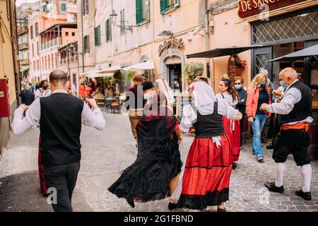 Nemi, Italien - am 6. Juni 2021 findet in der Stadt Nemi in den Castelli Romani, südlich von Rom, ein Erdbeerfest statt. Festliche Feier und Stockfoto