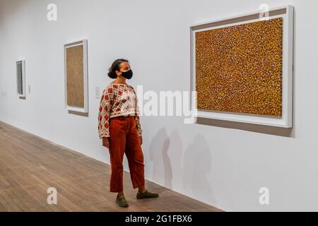 London, Großbritannien. 7 Juni 2021. Emily Kame Kngwarreye, Untitled (Alhalkere) 1989 - die Tate Modern eröffnet EIN Jahr der Kunst: Australien 1992, eine neue kostenlose Ausstellung mit über 25 Werken australischer Künstler, um Debatten über Landrechte und das fortwährende Erbe des Kolonialismus zu erkunden. Ausgangspunkt ist das markante Mabo-Urteil des High Court of Australia aus dem Jahr 1992 zugunsten von fünf Meriam-Menschen, das den Terra nullius umkippte. Die Ausstellung untersucht die Beziehung der Aborigines und Torres Strait Islander zu ihrem Land. A Year in Art: Australia 1992 ist vom 8. Juni 2021 bis zum Frühjahr 2022 geöffnet. Kredit: Stockfoto