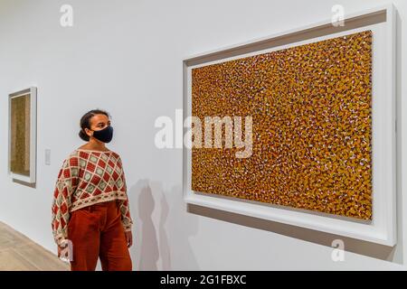 London, Großbritannien. 7 Juni 2021. Emily Kame Kngwarreye, Untitled (Alhalkere) 1989 - die Tate Modern eröffnet EIN Jahr der Kunst: Australien 1992, eine neue kostenlose Ausstellung mit über 25 Werken australischer Künstler, um Debatten über Landrechte und das fortwährende Erbe des Kolonialismus zu erkunden. Ausgangspunkt ist das markante Mabo-Urteil des High Court of Australia aus dem Jahr 1992 zugunsten von fünf Meriam-Menschen, das den Terra nullius umkippte. Die Ausstellung untersucht die Beziehung der Aborigines und Torres Strait Islander zu ihrem Land. A Year in Art: Australia 1992 ist vom 8. Juni 2021 bis zum Frühjahr 2022 geöffnet. Kredit: Stockfoto