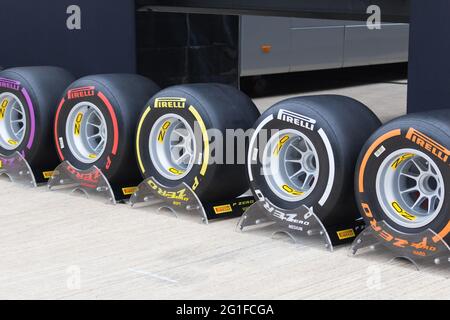 Ein Satz von Pirelli F1-Reifen, aufgenommen auf der Silverstone Racetrack, Silverstone UK. Stockfoto