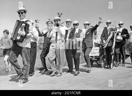 Feierlichkeiten, Vatertag, Männer unterwegs, Männergruppe, Musik machen und feiern, Deutschland, 60er Jahre, ZUSÄTZLICHE-RIGHTS-CLEARANCE-INFO-NOT-AVAILABLE Stockfoto