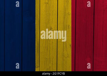 Die Nationalflagge des Tschad wurde auf einer Holzwand gemalt. Stockfoto