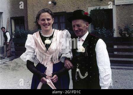 Geographie / Reisen, Italien, Menschen, junge Frau mit älteren Mann in Kastelruth Tracht, ZUSÄTZLICHE-RIGHTS-CLEARANCE-INFO-NOT-AVAILABLE Stockfoto
