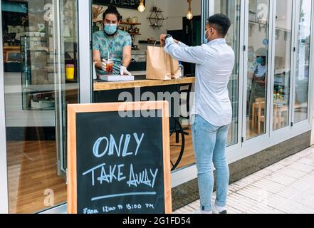 Mann, der Essen zum Mitnehmen abholt Stockfoto