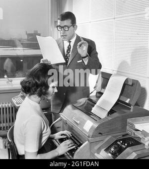 Technik, Büro, Chef diktiert Sekretär einen Brief, Fernschreiben, um 1970, ZUSÄTZLICHE-RIGHTS-CLEARANCE-INFO-NOT-AVAILABLE Stockfoto