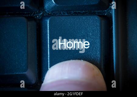 Drücken Sie mit dem Finger die Home-Taste auf der Tastatur Stockfoto