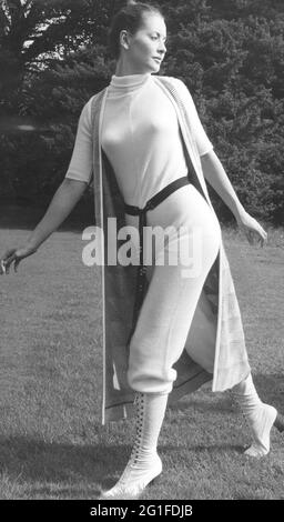 Mode, 70er Jahre, Damenmode, Modell in Wollcatsuit mit Gürtel und Strickjacke, 1970, ZUSÄTZLICHE-RIGHTS-CLEARANCE-INFO-NOT-AVAILABLE Stockfoto