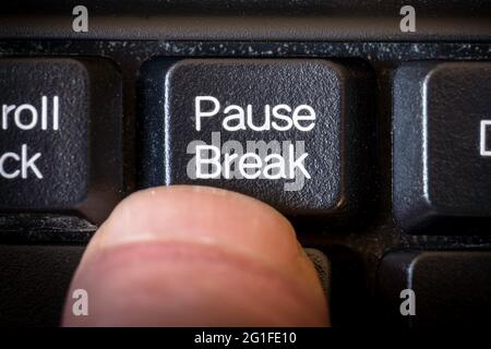 Drücken Sie die Pause mit dem Finger auf der Tastatur Stockfoto