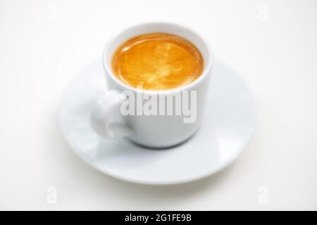 Nahaufnahme von Espresso-Kaffeetasse und Untertasse. Draufsicht Stockfoto