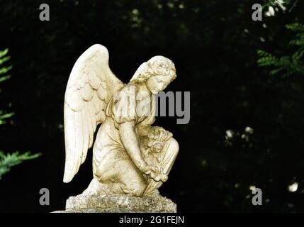 Tod, Friedhof, Grabsteine, Detail, Engel, Nordfriedhof, München, Deutschland, ZUSÄTZLICHE-RIGHTS-CLEARANCE-INFO-NOT-AVAILABLE Stockfoto