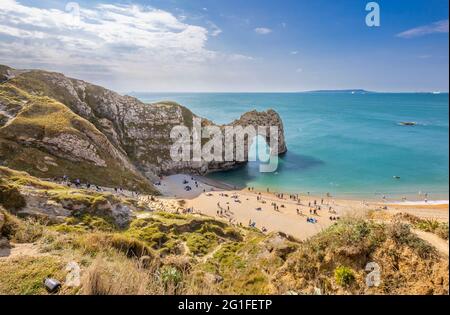 Panorama-KüstenklippenDraufsicht auf die malerische Durdle Door Felsformation auf der Jurassic Coast World Heritage Site in Dorset, Südwesten Englands Stockfoto