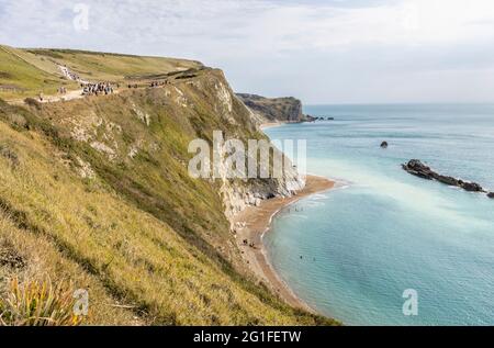 Panorama-KüstenklippenDraufsicht auf man O'war Bay an der malerischen Küste der zum Weltkulturerbe gehörenden Jurassic Coast bei Durdle Door in Dorset, SW England Stockfoto