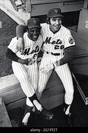 Ein Bild von Mets-Schläger Dave Kingman aus dem Jahr 1978 und seinem Schlagtrainer, den großen Willie Mays. Im Shea Stadium in Queens, New York City. Stockfoto