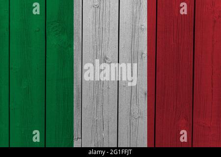 Die Nationalflagge Italiens auf einer hölzernen Wand gemalt. Stockfoto