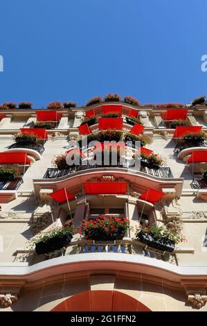 FRANCE, PARIS (75) 8. ARRONDISSEMENT, AVENUE MONTAIGNE, PLAZA ATHENEE HOTEL Stockfoto