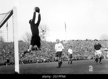 DFB - Cup 1955 / 1956, Halbfinale, Fortuna Düsseldorf - Hamburger SV, Ergebnis 1: 2, Heinz Klose, ZUSÄTZLICHE-RIGHTS-CLEARANCE-INFO-NOT-AVAILABLE Stockfoto