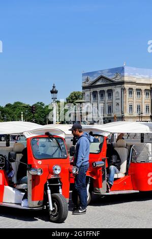 FRANKREICH, PARIS (75) 16. ARRONDISSEMENT, TUCKTUCK BESUCHEN PARIS AM PLACE DE LA CONCORDE Stockfoto