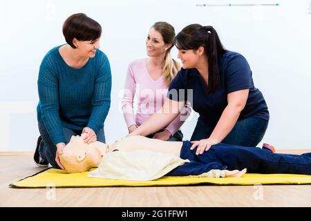 Gruppe von Frauen in Erste Hilfe Kurs Ausübung lebenserhaltende Maßnahmen Stockfoto