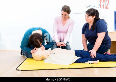 Gruppe von Frauen in Erste Hilfe Kurs Ausübung lebenserhaltende Maßnahmen Stockfoto