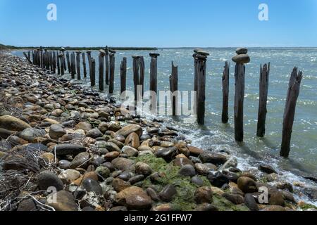 Balancierte Steine und Holzpfähle am Galabert See in der Camargue in der Provence, Frankreich Stockfoto