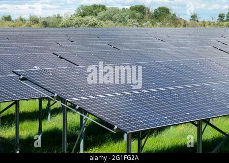 Solarzellen-Farm, Sonnenkollektoren Energiestation, ökologische und erneuerbare Elektrizität Hintergrund Stockfoto