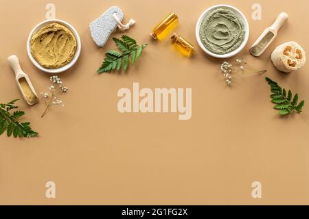 Hauttherapie-Set aus kosmetischem Ton und Körperpflegezubehör und -Produkten Stockfoto