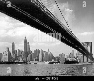 Geographie / Reisen, USA, New York, Skyline von Manhattan mit der Brooklyn Bridge, 1950er Jahre, ZUSÄTZLICHE-RIGHTS-CLEARANCE-INFO-NOT-AVAILABLE Stockfoto