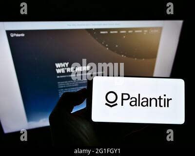 Person, die das Smartphone mit dem Logo des US-Softwareunternehmens Palantir Technologies Inc. Auf dem Bildschirm vor der Website hält. Konzentrieren Sie sich auf die Telefonanzeige. Stockfoto