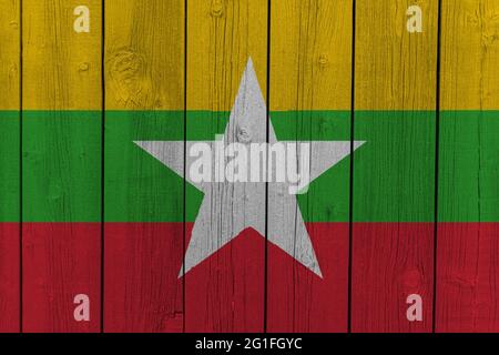 Die Nationalflagge von Myanmar (Burma) wurde auf eine Holzwand gemalt. Stockfoto