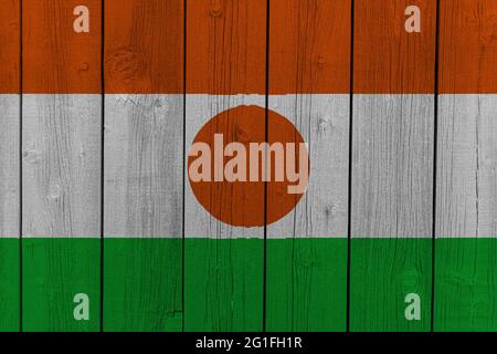 Die Nationalflagge Nigers auf einer Holzwand. Stockfoto