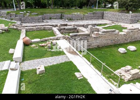 PLOVDIV, BULGARIEN, 08. MAI 2021: Touristen genießen das sonnige Wetter in Plovdiv Innenstadt, Bulgarien. Stockfoto