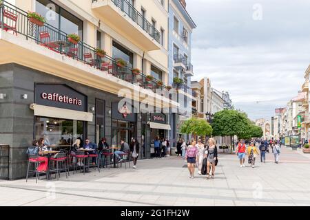 PLOVDIV, BULGARIEN, 08. MAI 2021: Menschen, die das sonnige Wetter in Plovdiv Downtown, Bulgarien, genießen. Stockfoto