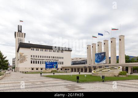 PLOVDIV, BULGARIEN - 08. MAI 2021: Allgemeine Ansicht des Verwaltungsgebäudes der Internationalen Messe Plovdiv in Plovdiv, Bulgarien. Stockfoto