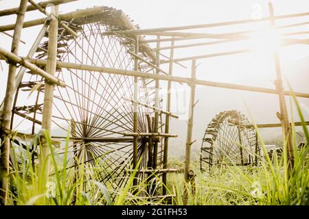 Bewässerung der Reisterrassen in Pu Luong, Vietnam Stockfoto