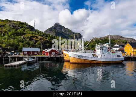 Hafen des kleinen Fischerdorfes Nusfjord, Lofoten, Norwegen Stockfoto