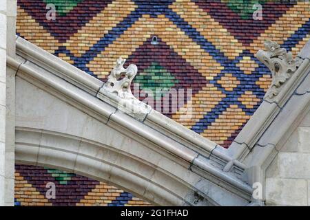 Dach mit farbigen Schindeln bedeckt, ehemaliges Kloster Brou, Monastere Royal de Brou des Augustiner-Ordens im spätgotischen Stil, Abtei als Begräbnis Stockfoto
