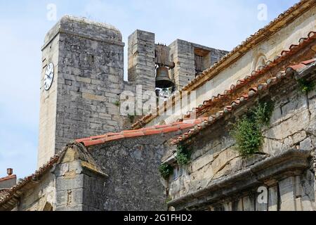 Kirche Eglise Notre Dame des Sablons, mittelalterliche Stadt Aigues-Mortes, Camargue, Departement Gard, Region Oskitanie, Mittelmeer, Frankreich Stockfoto