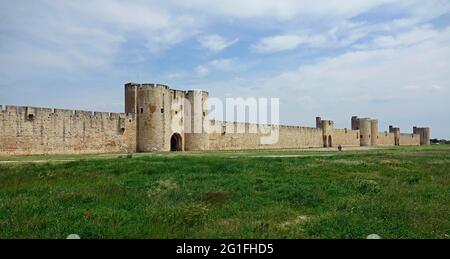 Südliche Stadtmauer, mittelalterliche Stadt Aigues-Mortes, Camargue, Departement Gard, Region Okzitanien, Mittelmeer, Frankreich Stockfoto