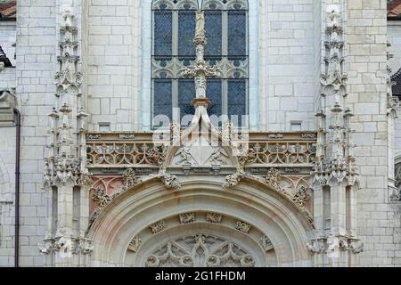 Tympanon Seitenportal, ehemaliges Kloster Brou, Monastere Royal de Brou des Augustiner-Ordens im spätgotischen Stil, Abtei als Begräbnisstätte für Herzog Stockfoto