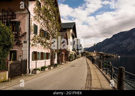 Menschenleere Seepromenade im UNESCO-Weltkulturerbe Hallstatt am Hallstätter See während der Coronazeit, Salzkammergut, Oberösterreich, Österreich Stockfoto