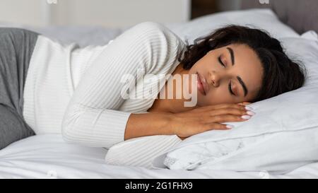 Porträt einer jungen afroamerikanischen Frau, die im Bett schläft Stockfoto