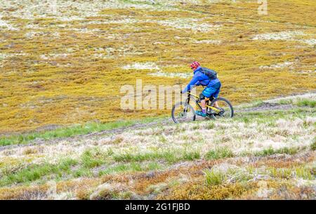 Radfahrer auf einem Bergweg steigt vom Berg, in Pylypets, Ukraine. Stockfoto