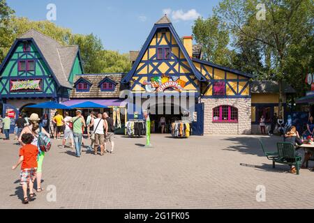 Verschiedene Szenen aus Kanadas Wunderland. Canada's Wonderland ist ein 330 Hektar großer Freizeitpark. Es ist der erste große Themenpark in Kanada und bleibt das Land Stockfoto