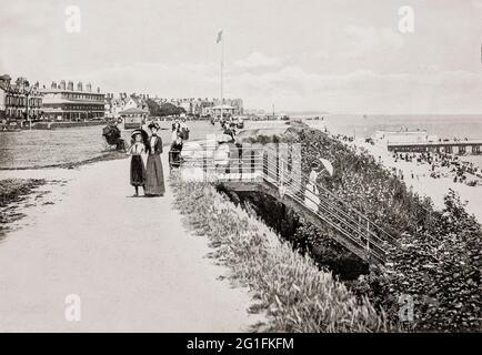 Eine Ansicht des späten 19. Jahrhunderts von Clacton-on-Sea, Essex, England, gegründet von Peter Bruff im Jahr 1871 als Badeort. Ursprünglich war der Zugang hauptsächlich auf dem Seeweg möglich; Dampfschiffe der Woolwich Steam Packet Company dockten ab 1871 am Clacton Pier an, der im selben Jahr eröffnet wurde. Der Pier bietet jetzt eine Spielhalle und viele andere Formen der Unterhaltung. Stockfoto