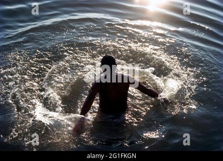 Sonnenaufgang; heiliger Baden im Fluss Ganga Varanasi, Indien Stockfoto