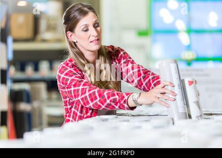 Junge Frau kaufen Hintergrundbilder in Home Improvement Store Stockfoto