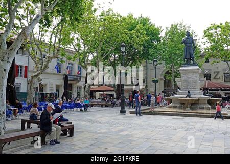 Place Saint Louis mit Statue von Louis dem Heiligen, mittelalterliche Stadt Aigues-Mortes, Camargue, Gard Department, Region Oskitanie, Mittelmeer Stockfoto